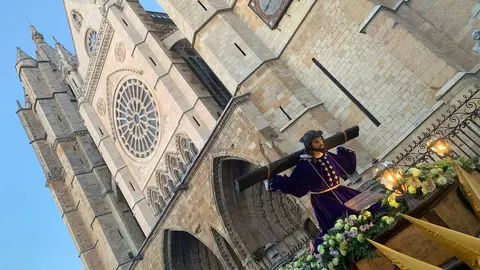 El paso de 'Jesús del Vía Crucis' y el canto del coro en San Isidoro ofrecieron uno de los momentos más emotivos del Miércoles Santo leonés. Foto: A.F. Reca.