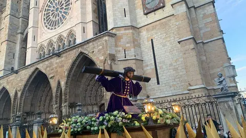 El paso de 'Jesús del Vía Crucis' y el canto del coro en San Isidoro ofrecieron uno de los momentos más emotivos del Miércoles Santo leonés. Foto: A.F. Reca.