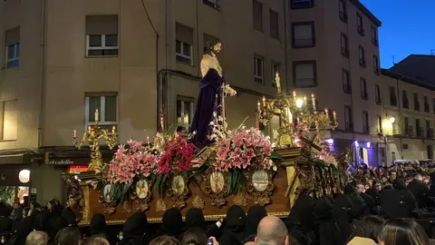 La cofradía centenaria de Minerva y Vera Cruz recorre León con siete de sus trece pasos en la cita central del Miércoles Santo. Foto: A.F. Reca.