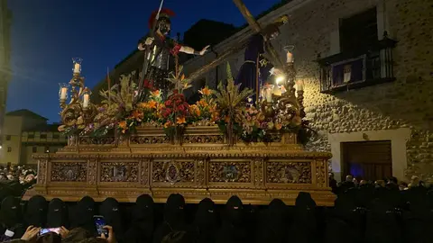 La cofradía centenaria de Minerva y Vera Cruz recorre León con siete de sus trece pasos en la cita central del Miércoles Santo. Foto: A.F. Reca.