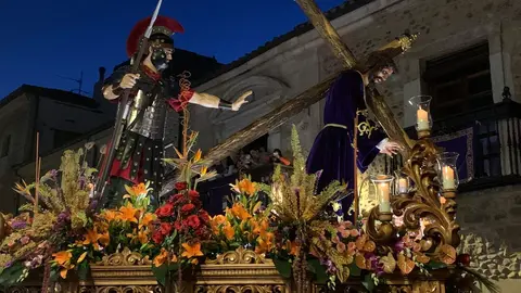 La cofradía centenaria de Minerva y Vera Cruz recorre León con siete de sus trece pasos en la cita central del Miércoles Santo. Foto: A.F. Reca.