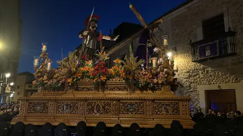 La cofradía centenaria de Minerva y Vera Cruz recorre León con siete de sus trece pasos en la cita central del Miércoles Santo. Foto: A.F. Reca.