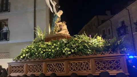 La cofradía centenaria de Minerva y Vera Cruz recorre León con siete de sus trece pasos en la cita central del Miércoles Santo. Foto: A.F. Reca.