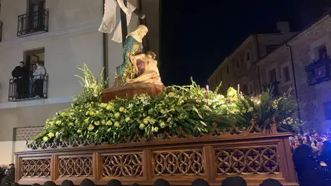 La cofradía centenaria de Minerva y Vera Cruz recorre León con siete de sus trece pasos en la cita central del Miércoles Santo. Foto: A.F. Reca.