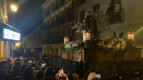 La cofradía centenaria de Minerva y Vera Cruz recorre León con siete de sus trece pasos en la cita central del Miércoles Santo. Foto: A.F. Reca.