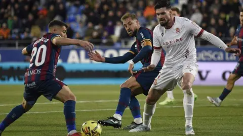 La Cultural empata en Huesca y sigue sin encontrar el aire. Un gol en propia puerta frena a los leoneses, que siguen lejos de la salvación.