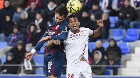 La Cultural empata en Huesca y sigue sin encontrar el aire. Un gol en propia puerta frena a los leoneses, que siguen lejos de la salvación.