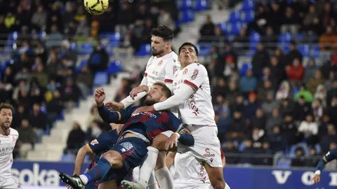 La Cultural empata en Huesca y sigue sin encontrar el aire. Un gol en propia puerta frena a los leoneses, que siguen lejos de la salvación.