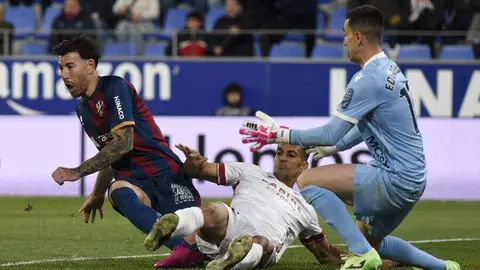 La Cultural empata en Huesca y sigue sin encontrar el aire. Un gol en propia puerta frena a los leoneses, que siguen lejos de la salvación.