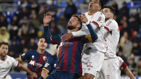 La Cultural empata en Huesca y sigue sin encontrar el aire. Un gol en propia puerta frena a los leoneses, que siguen lejos de la salvación.