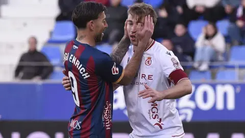 La Cultural empata en Huesca y sigue sin encontrar el aire. Un gol en propia puerta frena a los leoneses, que siguen lejos de la salvación.