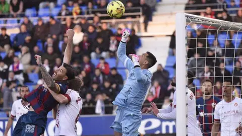 La Cultural empata en Huesca y sigue sin encontrar el aire. Un gol en propia puerta frena a los leoneses, que siguen lejos de la salvación.