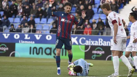 La Cultural empata en Huesca y sigue sin encontrar el aire. Un gol en propia puerta frena a los leoneses, que siguen lejos de la salvación.