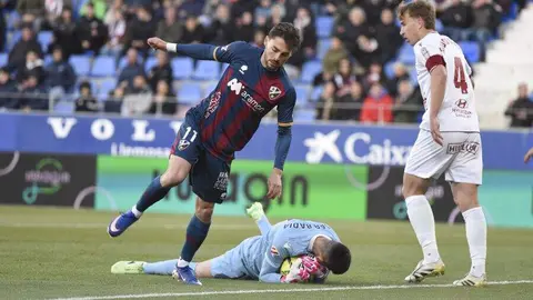 La Cultural empata en Huesca y sigue sin encontrar el aire. Un gol en propia puerta frena a los leoneses, que siguen lejos de la salvación.