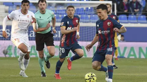La Cultural empata en Huesca y sigue sin encontrar el aire. Un gol en propia puerta frena a los leoneses, que siguen lejos de la salvación.