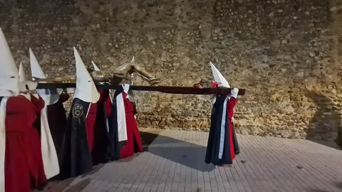La procesión nocturna del Miércoles Santo, con salida desde San Marcelo, recorre el entorno histórico iluminada únicamente por velas y marcada por la sobriedad del Cristo portado a hombros.