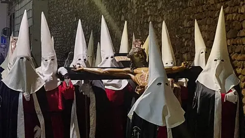 La procesión nocturna del Miércoles Santo, con salida desde San Marcelo, recorre el entorno histórico iluminada únicamente por velas y marcada por la sobriedad del Cristo portado a hombros.