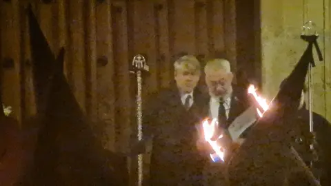 La iglesia de Santa Marina la Real volvió a convertirse en uno de los escenarios más singulares de la Semana Santa leonesa durante la madrugada que marca el paso del Miércoles al Jueves Santo. El templo, completamente lleno, aguardó en silencio el inicio de un acto ya consolidado en el calendario cofrade, donde la música y la palabra adquieren un protagonismo especial.