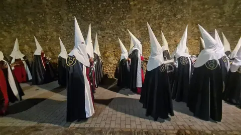 La procesión nocturna del Miércoles Santo, con salida desde San Marcelo, recorre el entorno histórico iluminada únicamente por velas y marcada por la sobriedad del Cristo portado a hombros.