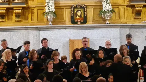 La iglesia de Santa Marina la Real volvió a convertirse en uno de los escenarios más singulares de la Semana Santa leonesa durante la madrugada que marca el paso del Miércoles al Jueves Santo. El templo, completamente lleno, aguardó en silencio el inicio de un acto ya consolidado en el calendario cofrade, donde la música y la palabra adquieren un protagonismo especial.