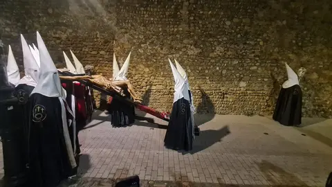 La procesión nocturna del Miércoles Santo, con salida desde San Marcelo, recorre el entorno histórico iluminada únicamente por velas y marcada por la sobriedad del Cristo portado a hombros.
