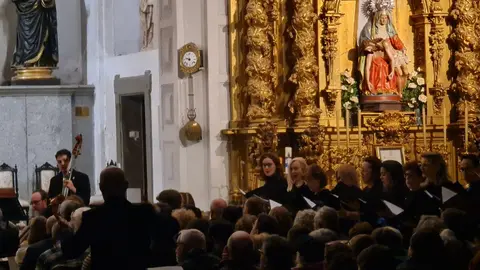 La iglesia de Santa Marina la Real volvió a convertirse en uno de los escenarios más singulares de la Semana Santa leonesa durante la madrugada que marca el paso del Miércoles al Jueves Santo. El templo, completamente lleno, aguardó en silencio el inicio de un acto ya consolidado en el calendario cofrade, donde la música y la palabra adquieren un protagonismo especial.