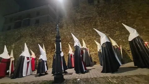 La procesión nocturna del Miércoles Santo, con salida desde San Marcelo, recorre el entorno histórico iluminada únicamente por velas y marcada por la sobriedad del Cristo portado a hombros.