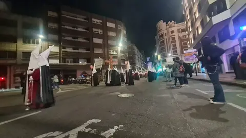 La procesión nocturna del Miércoles Santo, con salida desde San Marcelo, recorre el entorno histórico iluminada únicamente por velas y marcada por la sobriedad del Cristo portado a hombros.