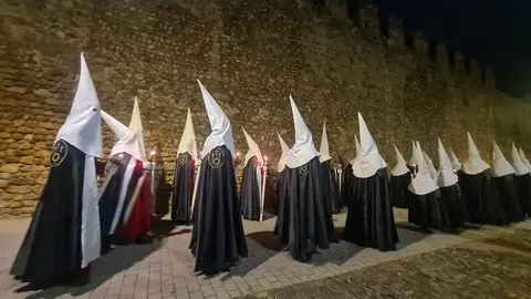 La procesión nocturna del Miércoles Santo, con salida desde San Marcelo, recorre el entorno histórico iluminada únicamente por velas y marcada por la sobriedad del Cristo portado a hombros.