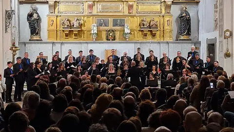 La iglesia de Santa Marina la Real volvió a convertirse en uno de los escenarios más singulares de la Semana Santa leonesa durante la madrugada que marca el paso del Miércoles al Jueves Santo. El templo, completamente lleno, aguardó en silencio el inicio de un acto ya consolidado en el calendario cofrade, donde la música y la palabra adquieren un protagonismo especial.