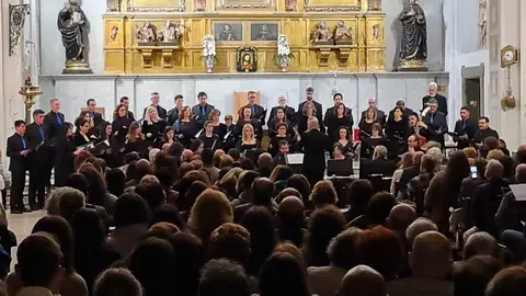La iglesia de Santa Marina la Real volvió a convertirse en uno de los escenarios más singulares de la Semana Santa leonesa durante la madrugada que marca el paso del Miércoles al Jueves Santo. El templo, completamente lleno, aguardó en silencio el inicio de un acto ya consolidado en el calendario cofrade, donde la música y la palabra adquieren un protagonismo especial.