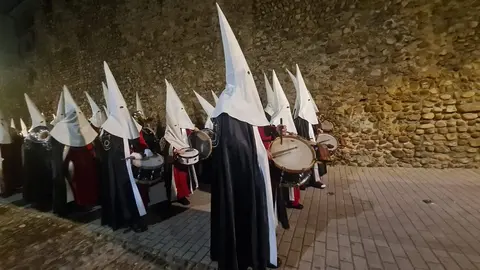 La procesión nocturna del Miércoles Santo, con salida desde San Marcelo, recorre el entorno histórico iluminada únicamente por velas y marcada por la sobriedad del Cristo portado a hombros.