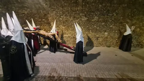 La procesión nocturna del Miércoles Santo, con salida desde San Marcelo, recorre el entorno histórico iluminada únicamente por velas y marcada por la sobriedad del Cristo portado a hombros.