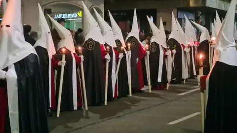 La procesión nocturna del Miércoles Santo, con salida desde San Marcelo, recorre el entorno histórico iluminada únicamente por velas y marcada por la sobriedad del Cristo portado a hombros.