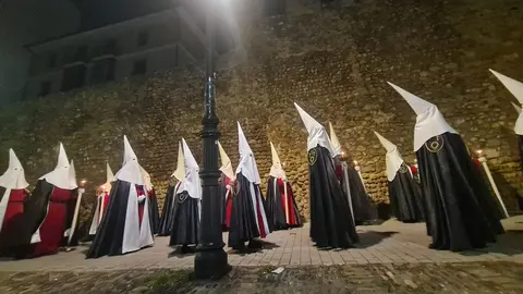 La procesión nocturna del Miércoles Santo, con salida desde San Marcelo, recorre el entorno histórico iluminada únicamente por velas y marcada por la sobriedad del Cristo portado a hombros.