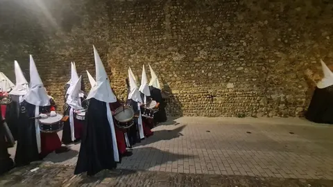 La procesión nocturna del Miércoles Santo, con salida desde San Marcelo, recorre el entorno histórico iluminada únicamente por velas y marcada por la sobriedad del Cristo portado a hombros.