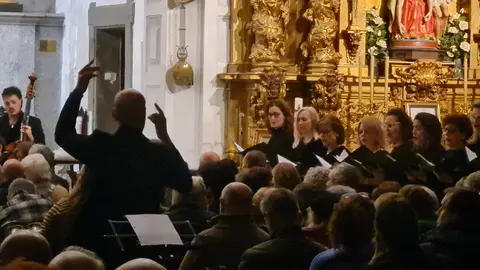 La iglesia de Santa Marina la Real volvió a convertirse en uno de los escenarios más singulares de la Semana Santa leonesa durante la madrugada que marca el paso del Miércoles al Jueves Santo. El templo, completamente lleno, aguardó en silencio el inicio de un acto ya consolidado en el calendario cofrade, donde la música y la palabra adquieren un protagonismo especial.