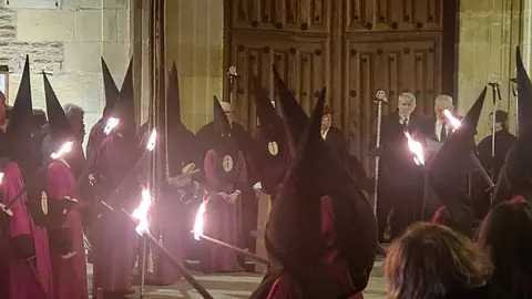 La iglesia de Santa Marina la Real volvió a convertirse en uno de los escenarios más singulares de la Semana Santa leonesa durante la madrugada que marca el paso del Miércoles al Jueves Santo. El templo, completamente lleno, aguardó en silencio el inicio de un acto ya consolidado en el calendario cofrade, donde la música y la palabra adquieren un protagonismo especial.