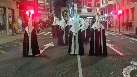 La procesión nocturna del Miércoles Santo, con salida desde San Marcelo, recorre el entorno histórico iluminada únicamente por velas y marcada por la sobriedad del Cristo portado a hombros.