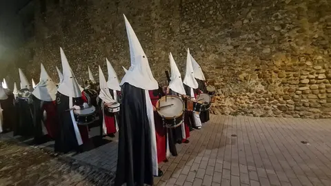 La procesión nocturna del Miércoles Santo, con salida desde San Marcelo, recorre el entorno histórico iluminada únicamente por velas y marcada por la sobriedad del Cristo portado a hombros.