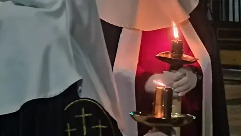 La procesión nocturna del Miércoles Santo, con salida desde San Marcelo, recorre el entorno histórico iluminada únicamente por velas y marcada por la sobriedad del Cristo portado a hombros.