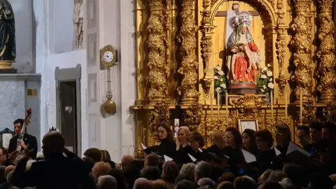 La iglesia de Santa Marina la Real volvió a convertirse en uno de los escenarios más singulares de la Semana Santa leonesa durante la madrugada que marca el paso del Miércoles al Jueves Santo. El templo, completamente lleno, aguardó en silencio el inicio de un acto ya consolidado en el calendario cofrade, donde la música y la palabra adquieren un protagonismo especial.