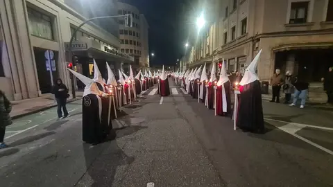 La procesión nocturna del Miércoles Santo, con salida desde San Marcelo, recorre el entorno histórico iluminada únicamente por velas y marcada por la sobriedad del Cristo portado a hombros.