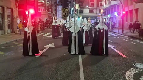 La procesión nocturna del Miércoles Santo, con salida desde San Marcelo, recorre el entorno histórico iluminada únicamente por velas y marcada por la sobriedad del Cristo portado a hombros.