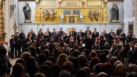 La iglesia de Santa Marina la Real volvió a convertirse en uno de los escenarios más singulares de la Semana Santa leonesa durante la madrugada que marca el paso del Miércoles al Jueves Santo. El templo, completamente lleno, aguardó en silencio el inicio de un acto ya consolidado en el calendario cofrade, donde la música y la palabra adquieren un protagonismo especial.