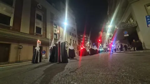 La procesión nocturna del Miércoles Santo, con salida desde San Marcelo, recorre el entorno histórico iluminada únicamente por velas y marcada por la sobriedad del Cristo portado a hombros.