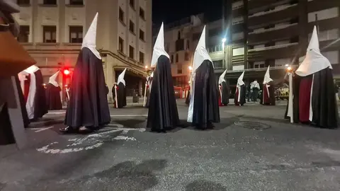 La procesión nocturna del Miércoles Santo, con salida desde San Marcelo, recorre el entorno histórico iluminada únicamente por velas y marcada por la sobriedad del Cristo portado a hombros.