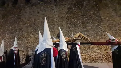 La procesión nocturna del Miércoles Santo, con salida desde San Marcelo, recorre el entorno histórico iluminada únicamente por velas y marcada por la sobriedad del Cristo portado a hombros.