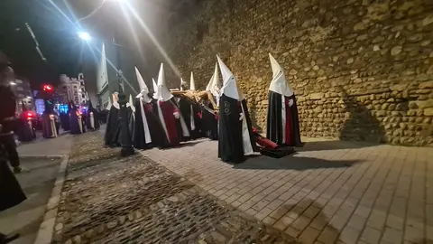 La procesión nocturna del Miércoles Santo, con salida desde San Marcelo, recorre el entorno histórico iluminada únicamente por velas y marcada por la sobriedad del Cristo portado a hombros.