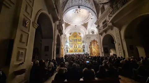 La iglesia de Santa Marina la Real volvió a convertirse en uno de los escenarios más singulares de la Semana Santa leonesa durante la madrugada que marca el paso del Miércoles al Jueves Santo. El templo, completamente lleno, aguardó en silencio el inicio de un acto ya consolidado en el calendario cofrade, donde la música y la palabra adquieren un protagonismo especial.